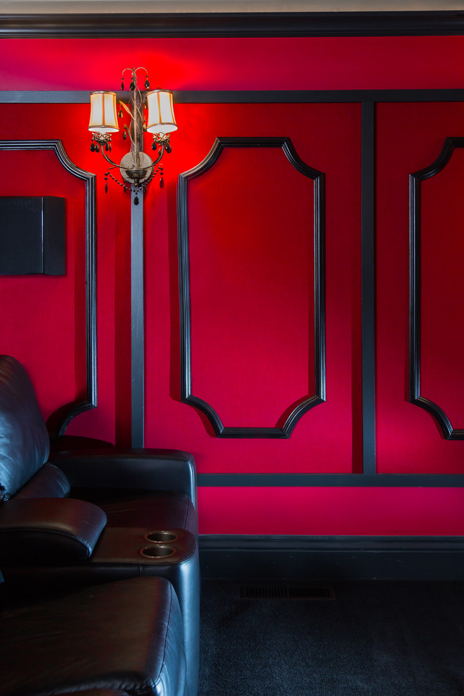 На фото: изолированный домашний кинотеатр среднего размера в классическом стиле с красными стенами, ковровым покрытием, проектором и красным полом