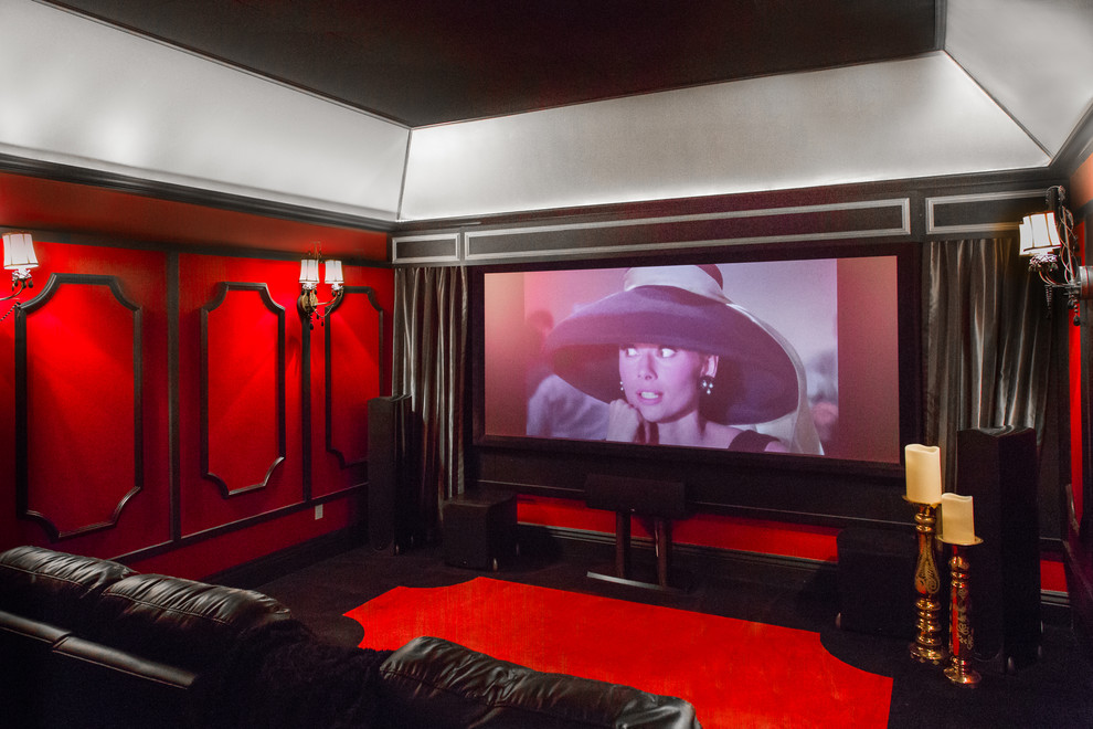 Immagine di un home theatre classico di medie dimensioni e chiuso con moquette, schermo di proiezione, pavimento rosso e pareti rosse
