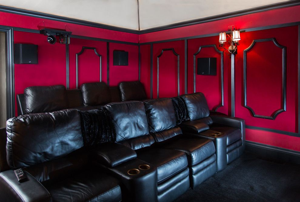 Foto de cine en casa cerrado clásico de tamaño medio con paredes rojas, moqueta, pantalla de proyección y suelo rojo
