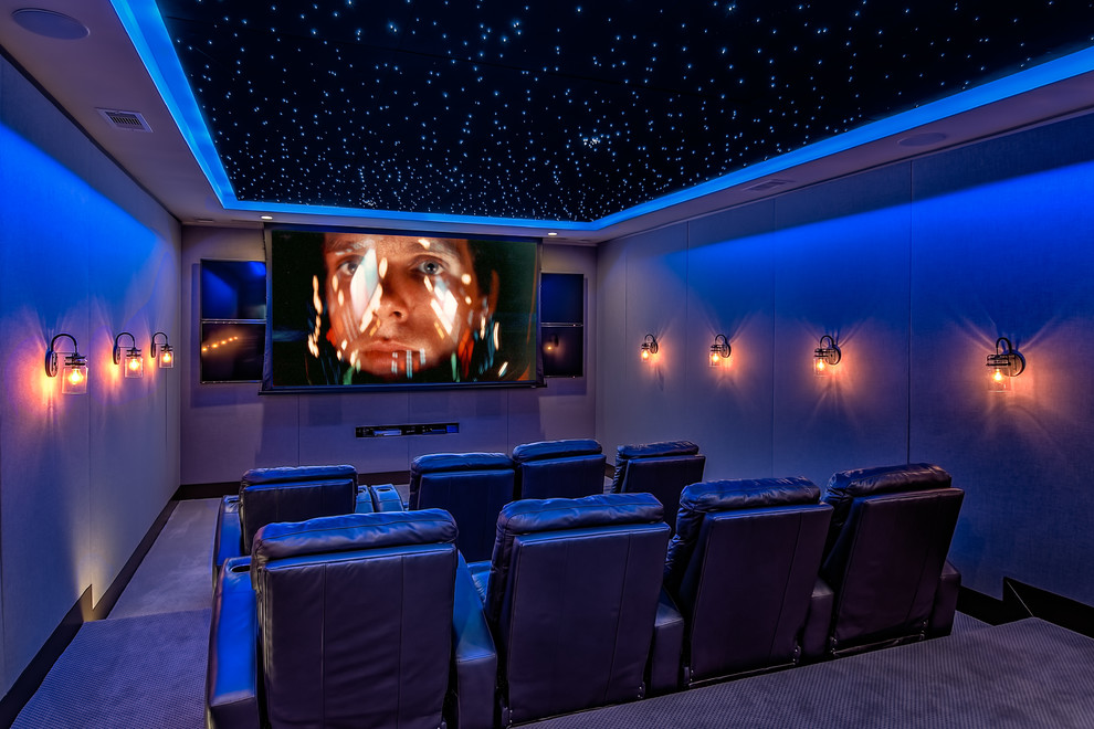 Стильный дизайн: большой изолированный домашний кинотеатр в классическом стиле с бежевыми стенами, ковровым покрытием, телевизором на стене и бежевым полом - последний тренд