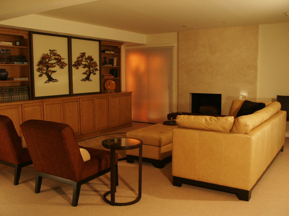 Modelo de cine en casa cerrado actual grande con paredes beige, moqueta y televisor colgado en la pared