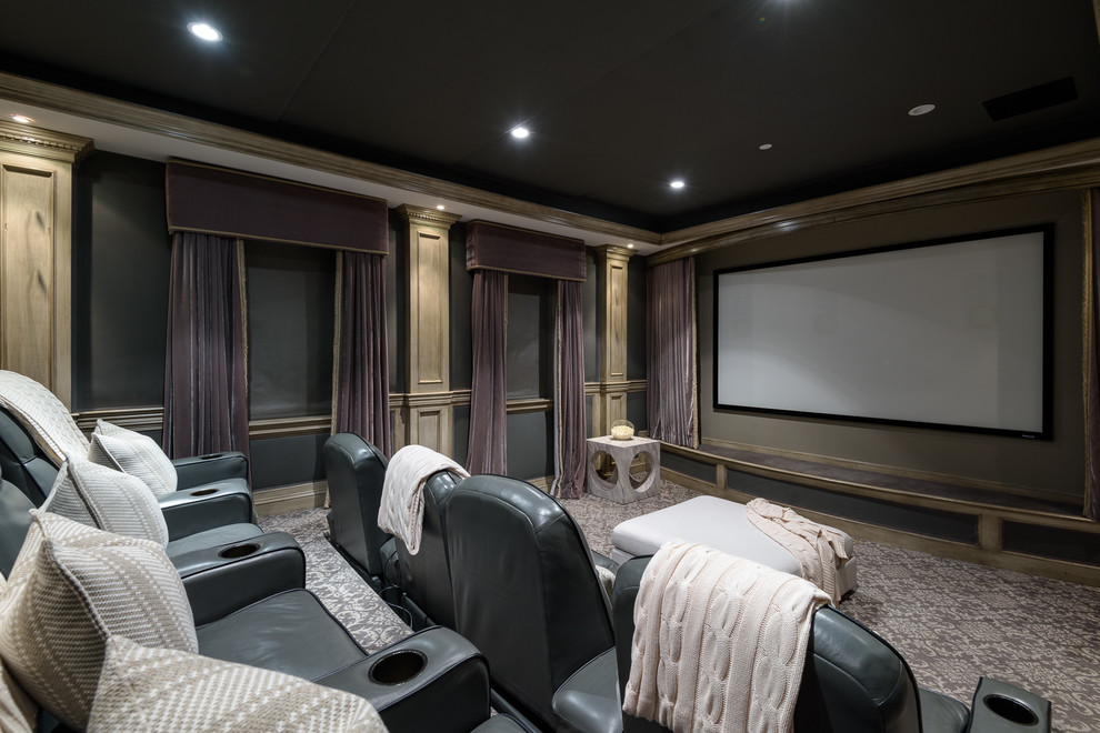 Пример оригинального дизайна: изолированный домашний кинотеатр в современном стиле с серыми стенами, ковровым покрытием, проектором и разноцветным полом