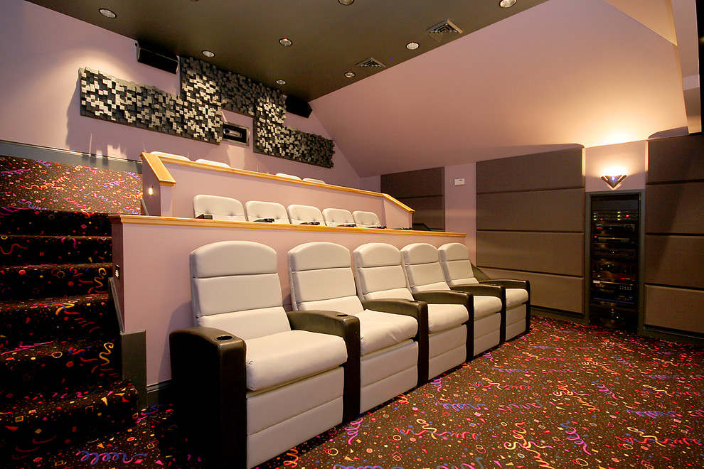 Idee per un grande home theatre classico chiuso con pareti rosa, moquette e schermo di proiezione