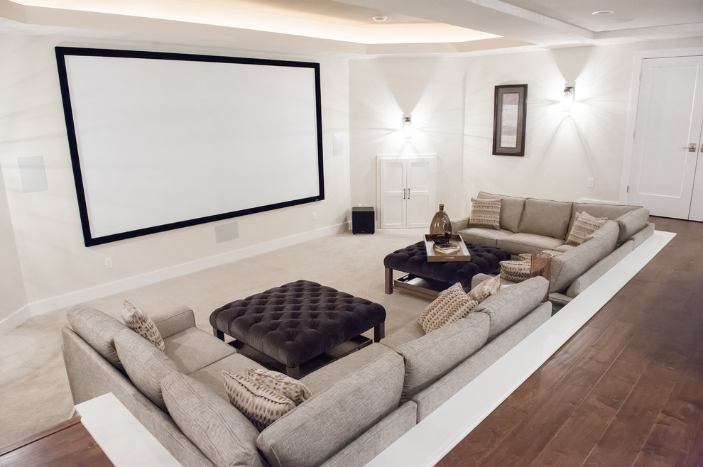 Свежая идея для дизайна: большой изолированный домашний кинотеатр в стиле неоклассика (современная классика) с белыми стенами, ковровым покрытием, проектором и бежевым полом - отличное фото интерьера