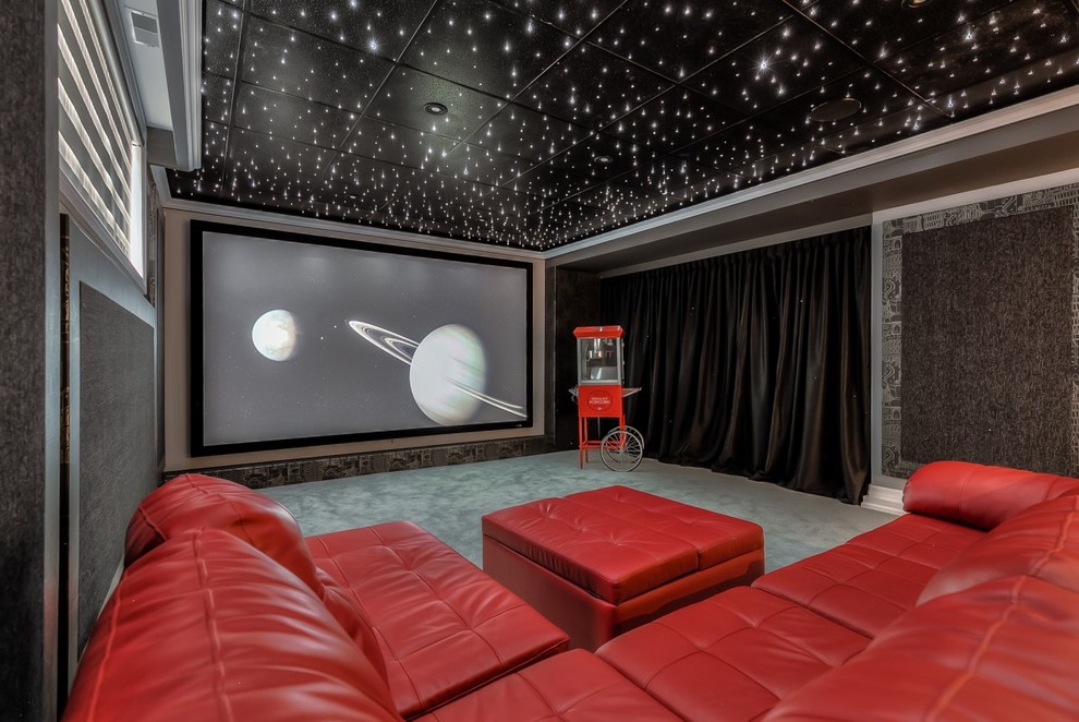 Foto di un ampio home theatre chic aperto con pareti nere, moquette, schermo di proiezione e pavimento grigio