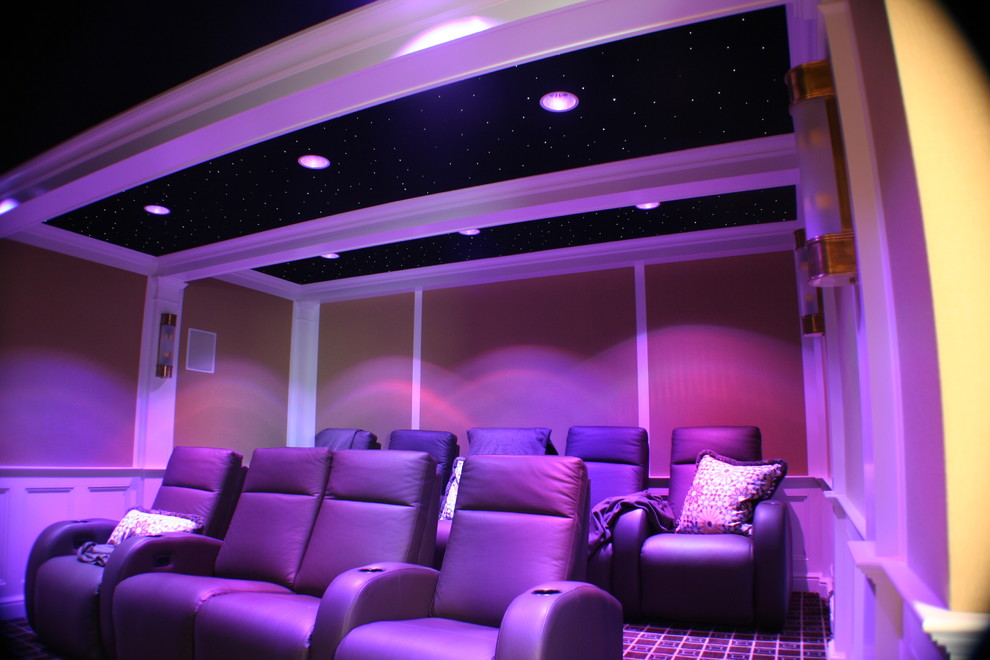 Cette photo montre une salle de cinéma chic de taille moyenne et fermée avec moquette et un écran de projection.