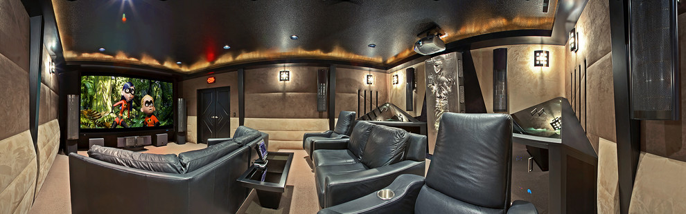 Ejemplo de cine en casa cerrado actual grande con paredes marrones, moqueta y pantalla de proyección