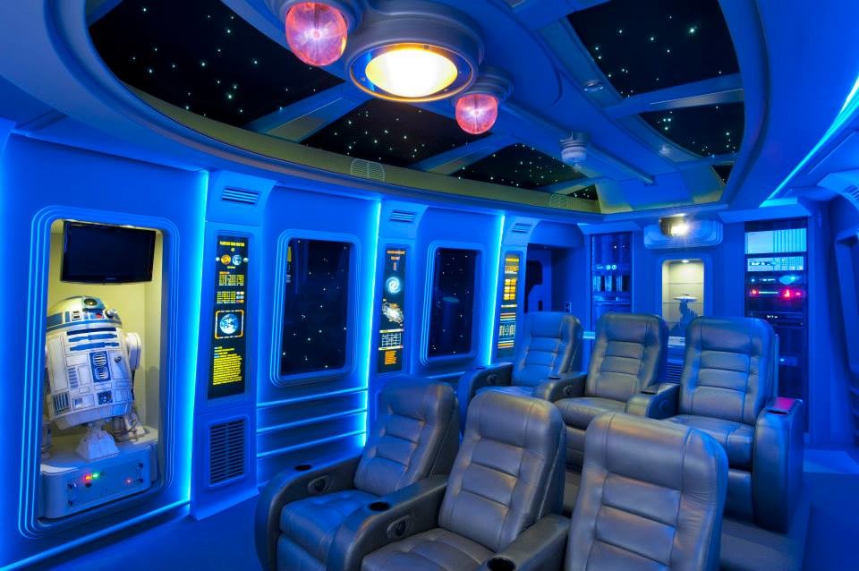 Inspiration pour une grande salle de cinéma minimaliste fermée avec un mur bleu, moquette et un écran de projection.