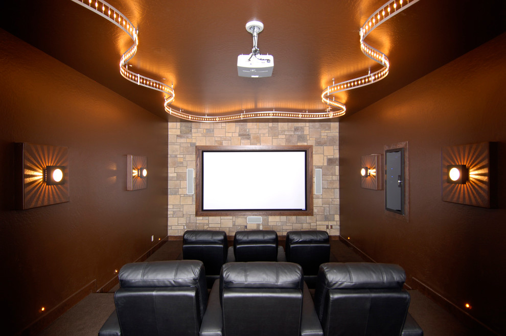 На фото: изолированный домашний кинотеатр среднего размера в современном стиле с ковровым покрытием, проектором, коричневыми стенами и бежевым полом