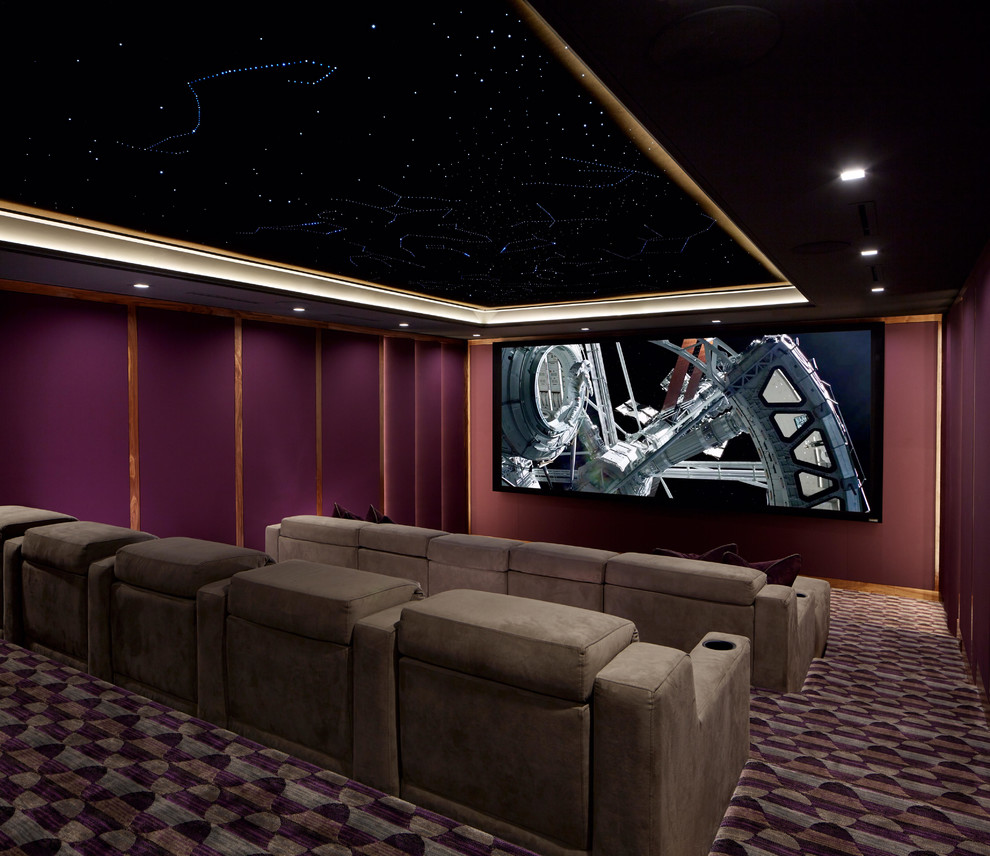 Пример оригинального дизайна: большой изолированный домашний кинотеатр в современном стиле с фиолетовыми стенами, ковровым покрытием, телевизором на стене и фиолетовым полом