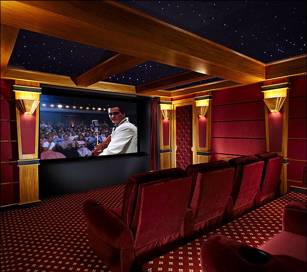 Modelo de cine en casa cerrado tradicional grande con paredes rojas, moqueta, pantalla de proyección y suelo rojo