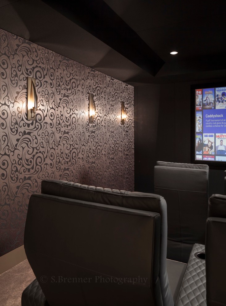 На фото: изолированный домашний кинотеатр среднего размера в стиле модернизм с фиолетовыми стенами, ковровым покрытием и проектором