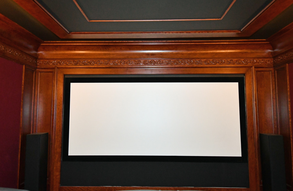 Cette photo montre une salle de cinéma chic de taille moyenne et fermée avec moquette, un écran de projection et un sol beige.