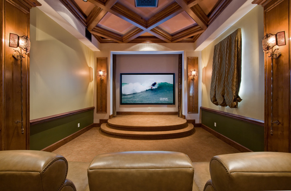 Источник вдохновения для домашнего уюта: большой домашний кинотеатр в средиземноморском стиле с ковровым покрытием и телевизором на стене