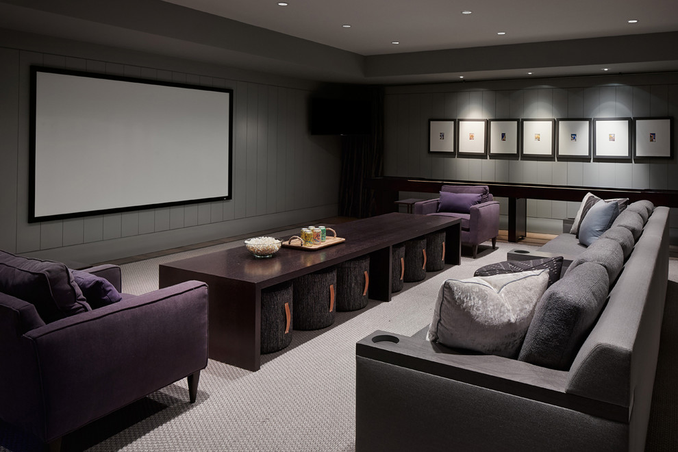 Cette image montre une salle de cinéma design avec un mur gris, moquette et un sol gris.