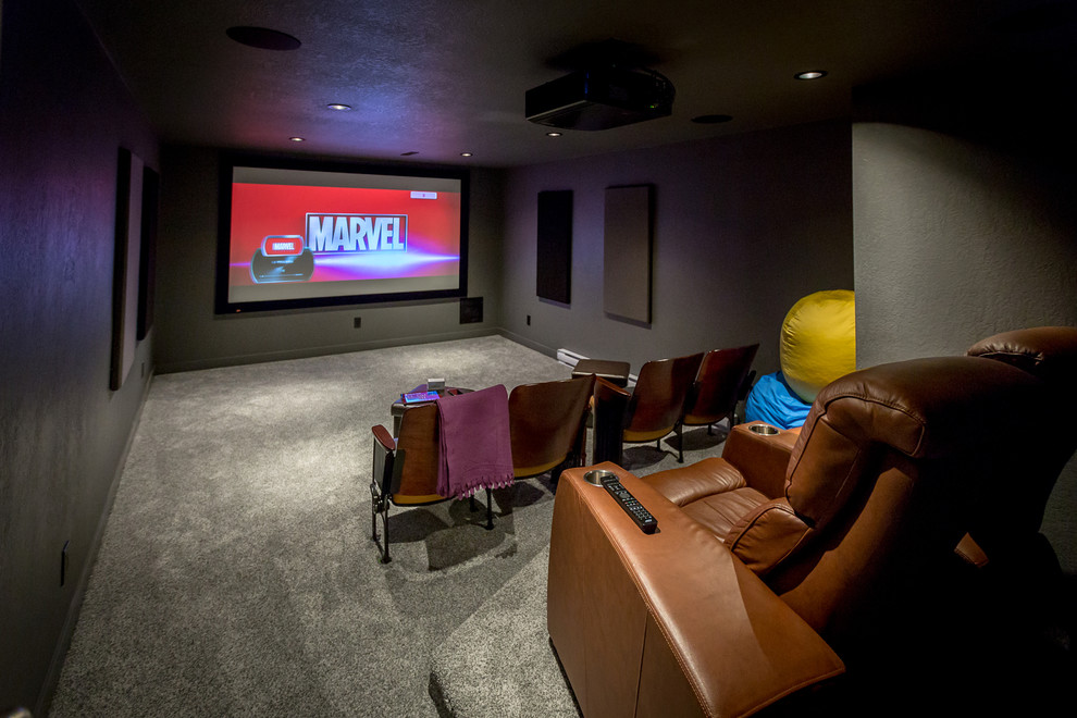 На фото: изолированный домашний кинотеатр среднего размера в классическом стиле с серыми стенами, ковровым покрытием, проектором и серым полом