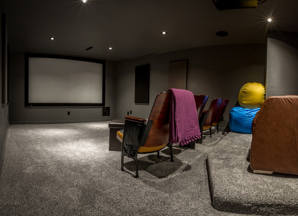 Свежая идея для дизайна: изолированный домашний кинотеатр среднего размера в классическом стиле с серыми стенами, ковровым покрытием, проектором и серым полом - отличное фото интерьера