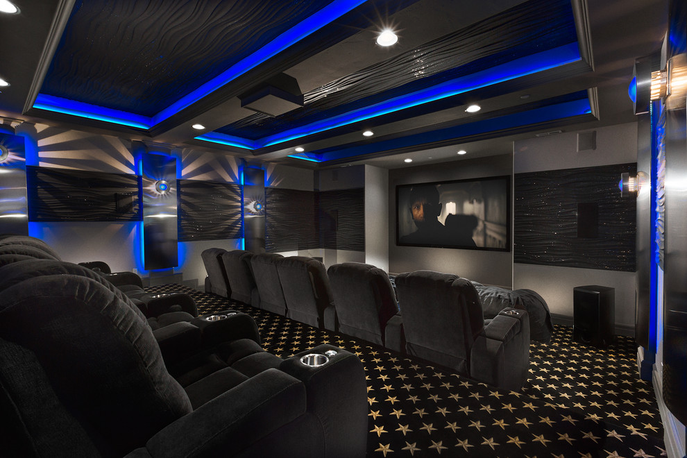 Cette image montre une salle de cinéma minimaliste de taille moyenne et fermée avec un mur blanc, moquette et un écran de projection.