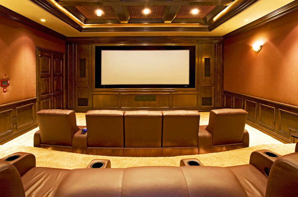 Modelo de cine en casa cerrado grande con parades naranjas, moqueta y pantalla de proyección