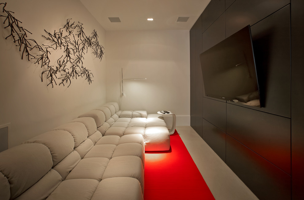 Aménagement d'une salle de cinéma contemporaine de taille moyenne et fermée avec un mur blanc et un téléviseur fixé au mur.