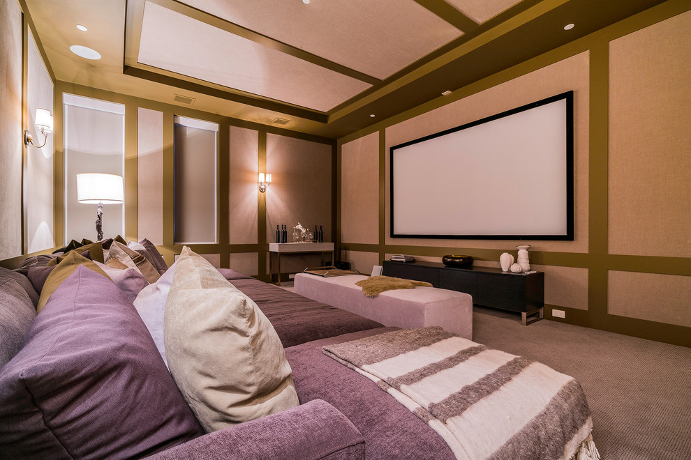 Ejemplo de cine en casa cerrado actual extra grande con paredes beige, moqueta, pantalla de proyección y suelo beige