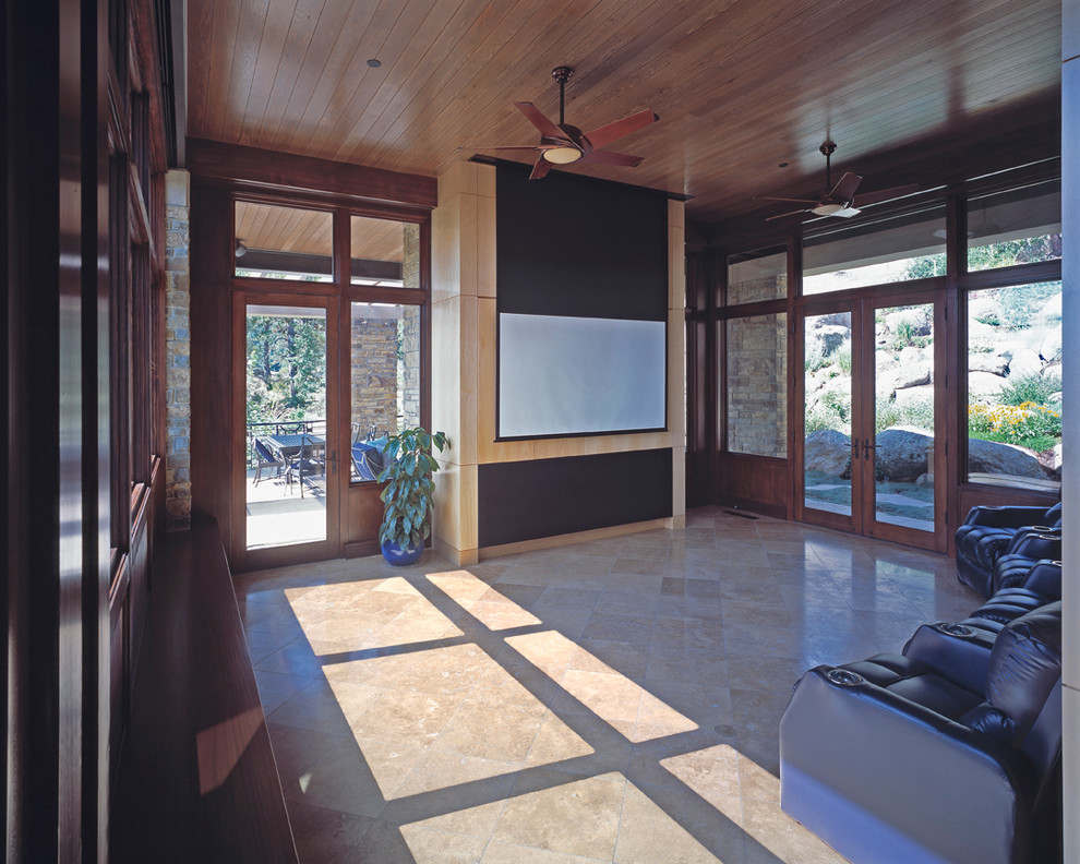Diseño de cine en casa cerrado tradicional renovado grande con suelo de travertino y pantalla de proyección