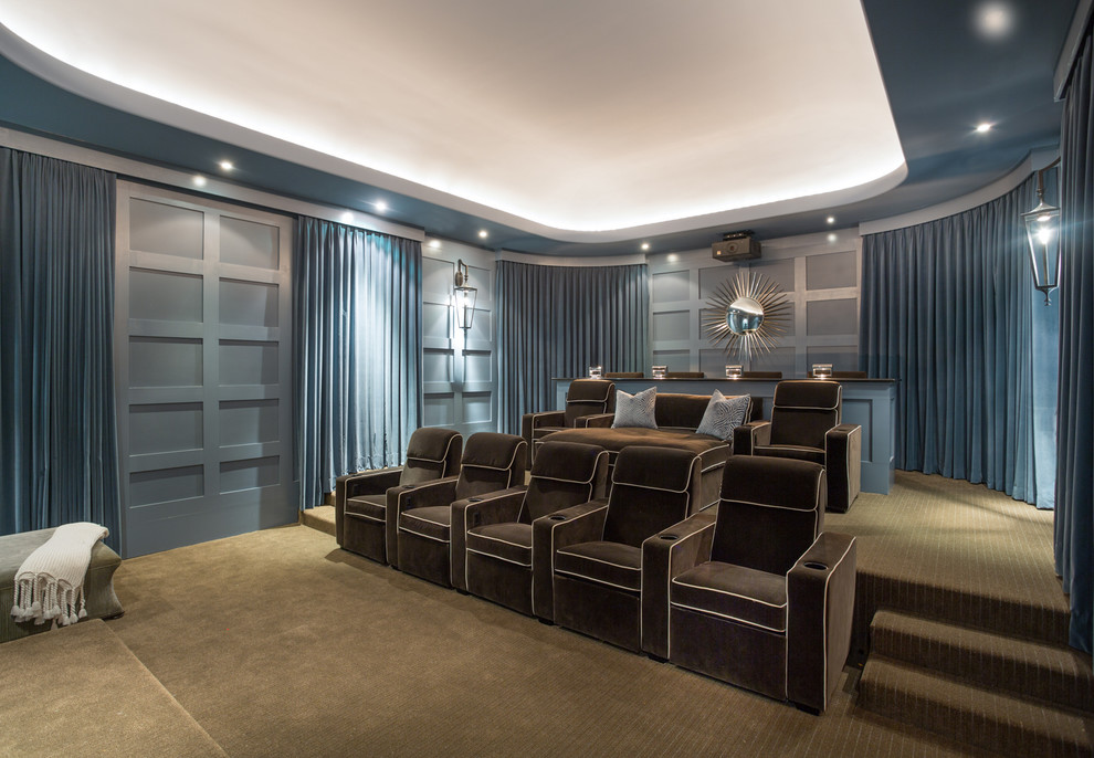 На фото: огромный изолированный домашний кинотеатр в стиле неоклассика (современная классика) с синими стенами, ковровым покрытием и проектором с