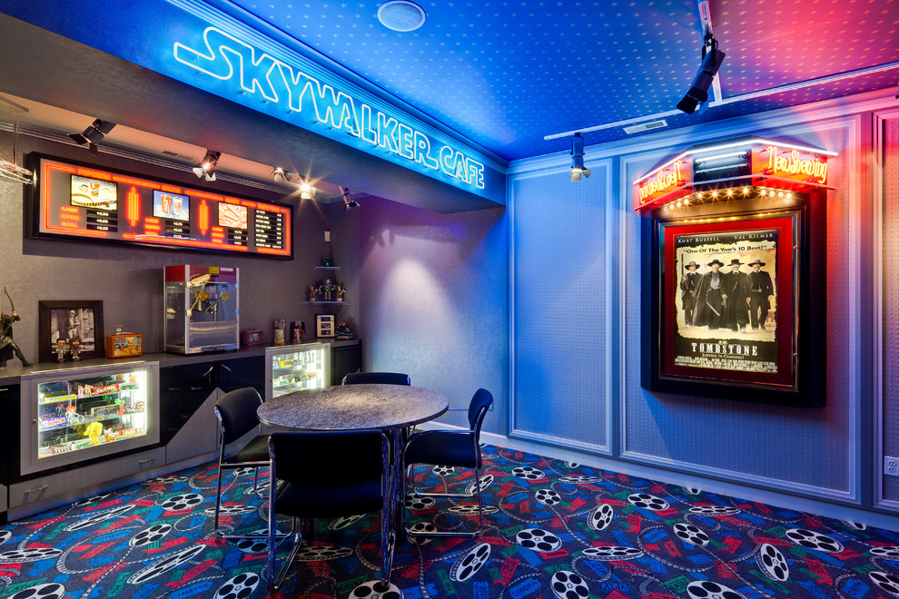 Immagine di un home theatre contemporaneo con moquette e pavimento multicolore