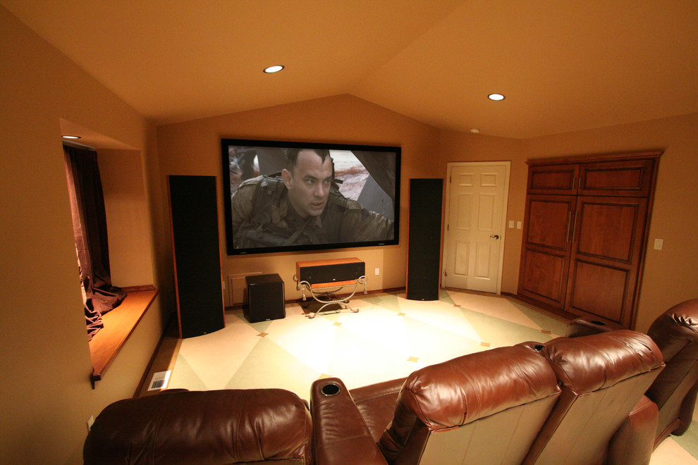 Ejemplo de cine en casa cerrado tradicional grande con pantalla de proyección y moqueta