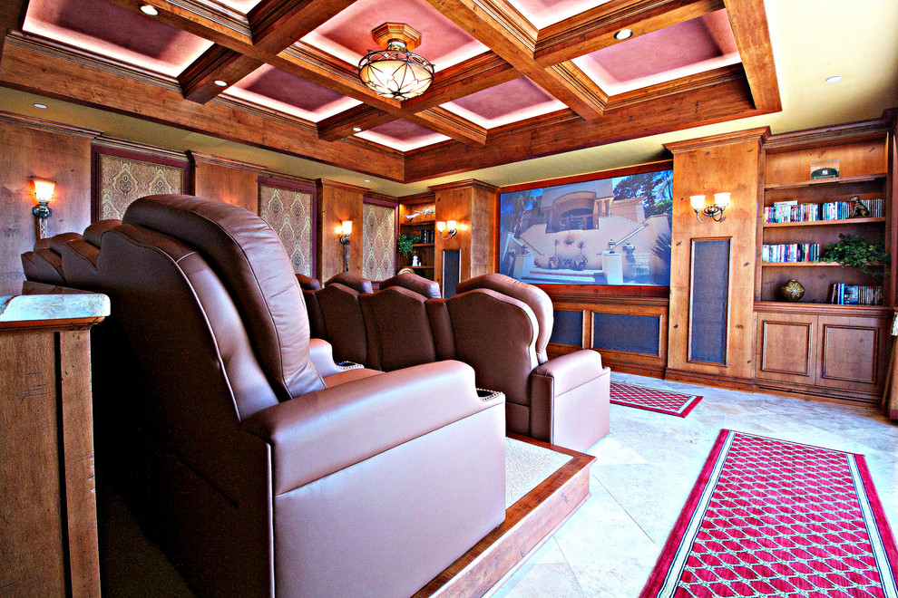 Пример оригинального дизайна: большой открытый домашний кинотеатр в классическом стиле с полом из травертина, проектором и разноцветными стенами