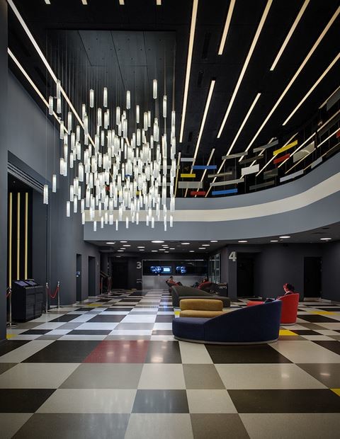 Cette photo montre une salle de cinéma moderne fermée avec un sol en linoléum.