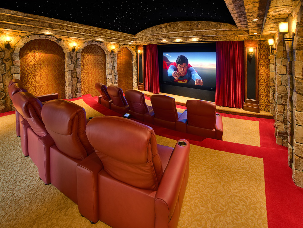 Пример оригинального дизайна: изолированный домашний кинотеатр в средиземноморском стиле с ковровым покрытием, проектором и разноцветным полом