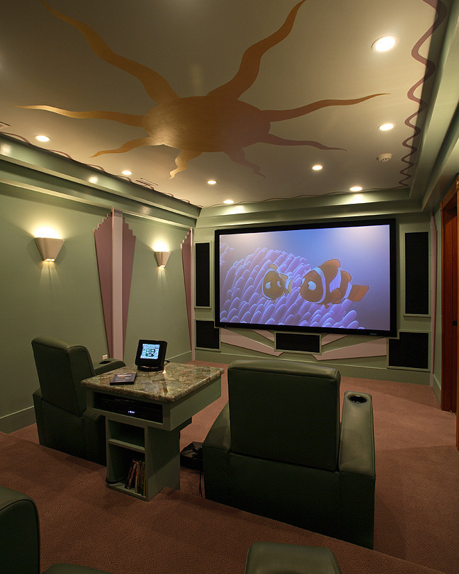 Ejemplo de cine en casa cerrado actual con paredes verdes, moqueta y pantalla de proyección
