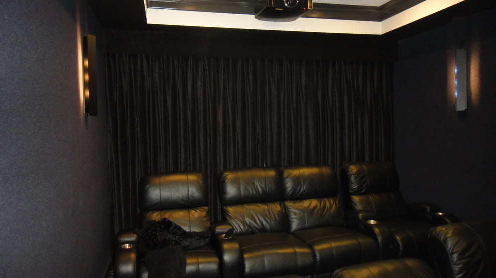 Foto de cine en casa actual con pantalla de proyección