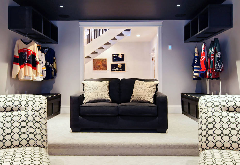 Diseño de cine en casa abierto clásico renovado de tamaño medio con paredes grises, moqueta y pared multimedia