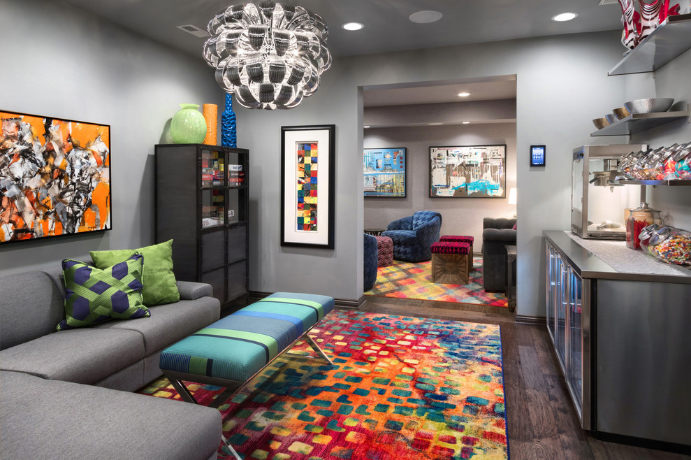 Mittelgroßes, Abgetrenntes Modernes Heimkino mit grauer Wandfarbe, dunklem Holzboden, TV-Wand und braunem Boden in Omaha