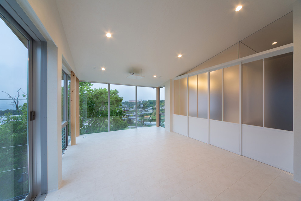 他の地域にある小さなモダンスタイルのおしゃれなオープンシアタールーム (白い壁、リノリウムの床、プロジェクタースクリーン) の写真