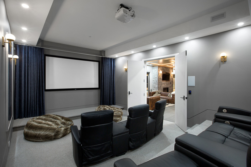 Inspiration pour une salle de cinéma design fermée avec un mur gris, moquette et un écran de projection.
