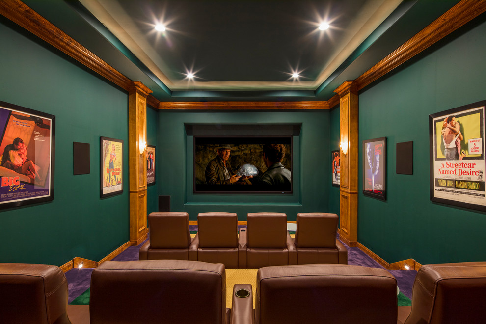 Пример оригинального дизайна: огромный изолированный домашний кинотеатр в классическом стиле с зелеными стенами, ковровым покрытием, проектором и фиолетовым полом