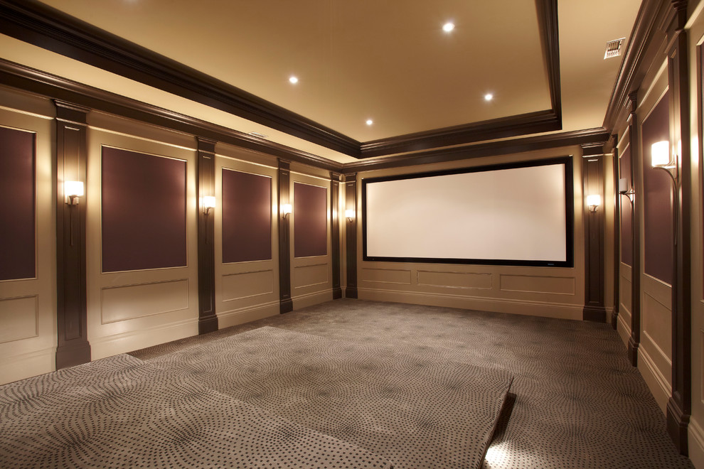 Пример оригинального дизайна: большой изолированный домашний кинотеатр в классическом стиле с коричневыми стенами, ковровым покрытием и мультимедийным центром