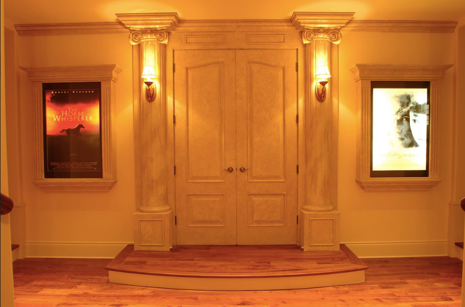 Großes, Abgetrenntes Klassisches Heimkino mit beiger Wandfarbe, braunem Holzboden und beigem Boden in Calgary