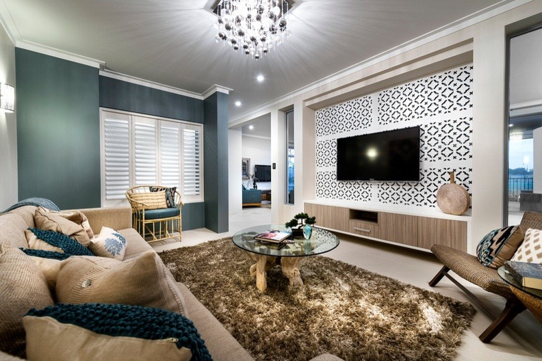 Imagen de cine en casa abierto moderno de tamaño medio con paredes azules, suelo de ladrillo y televisor colgado en la pared