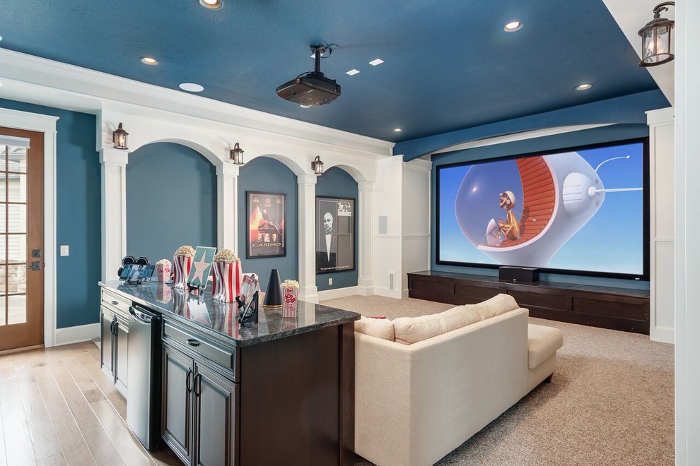 Foto de cine en casa cerrado tradicional renovado grande con paredes azules, moqueta y pantalla de proyección