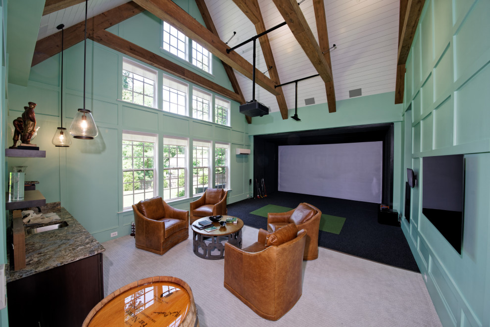 Идея дизайна: большой изолированный домашний кинотеатр в классическом стиле с ковровым покрытием, проектором, зелеными стенами и белым полом