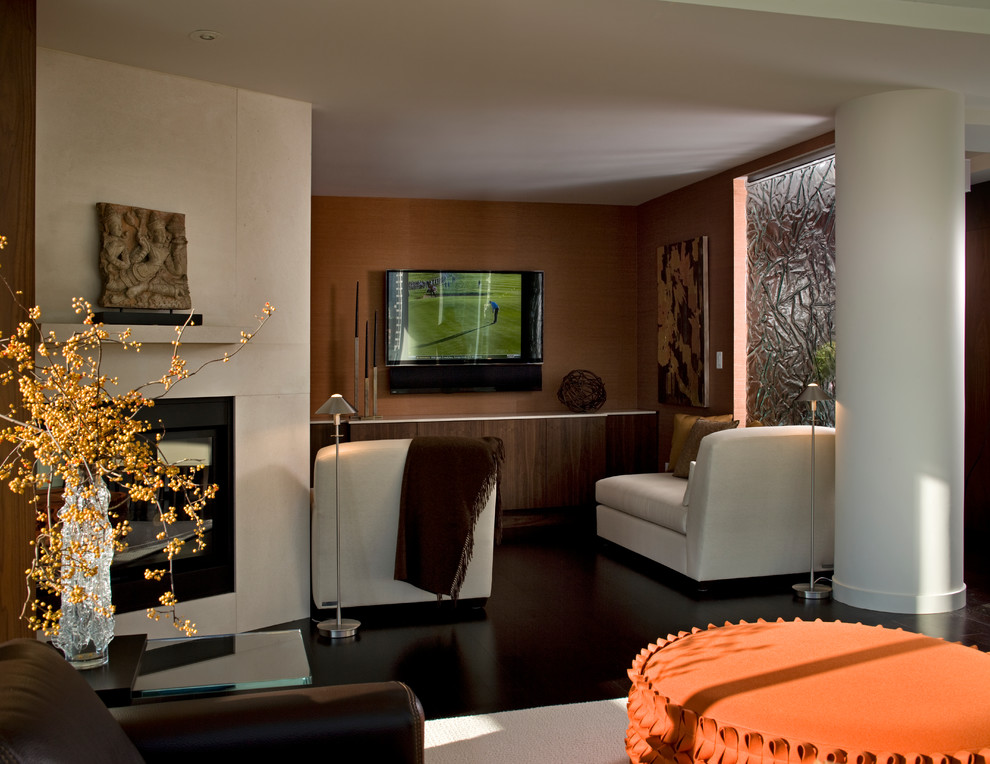 Стильный дизайн: домашний кинотеатр в современном стиле с телевизором на стене, оранжевыми стенами, темным паркетным полом и черным полом - последний тренд