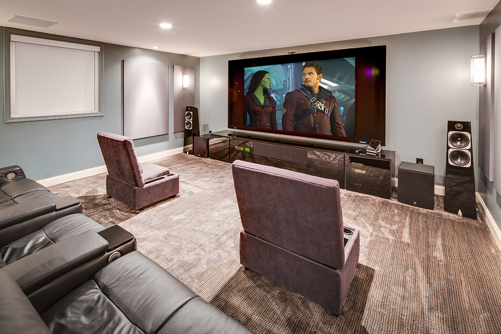 Exemple d'une salle de cinéma tendance de taille moyenne avec un mur bleu, moquette et un écran de projection.