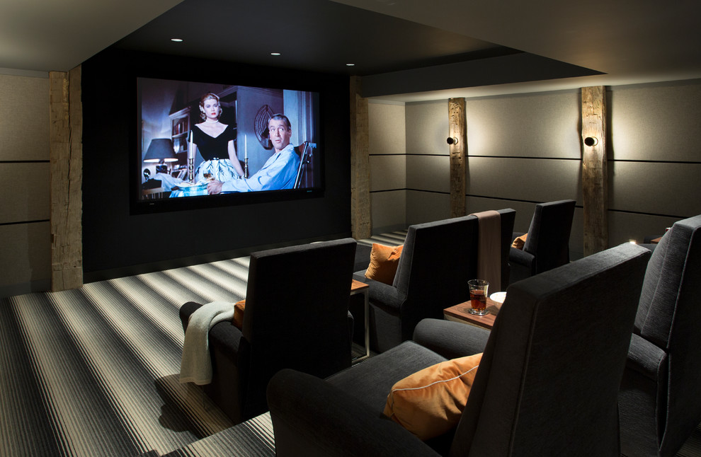 Пример оригинального дизайна: изолированный домашний кинотеатр в стиле кантри с серыми стенами, ковровым покрытием, проектором и разноцветным полом