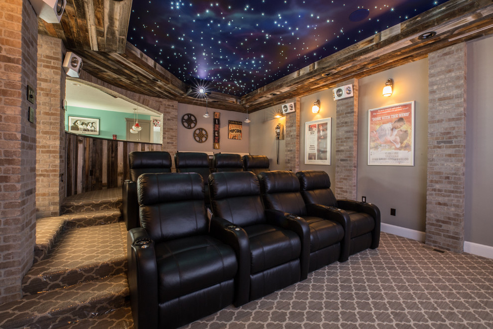 На фото: открытый домашний кинотеатр среднего размера в стиле кантри с серыми стенами, ковровым покрытием, проектором и серым полом с
