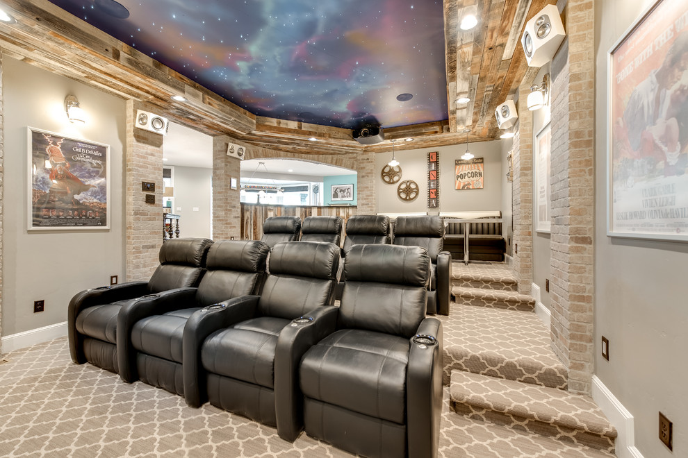 На фото: большой изолированный домашний кинотеатр в стиле неоклассика (современная классика) с серыми стенами, ковровым покрытием, проектором и серым полом