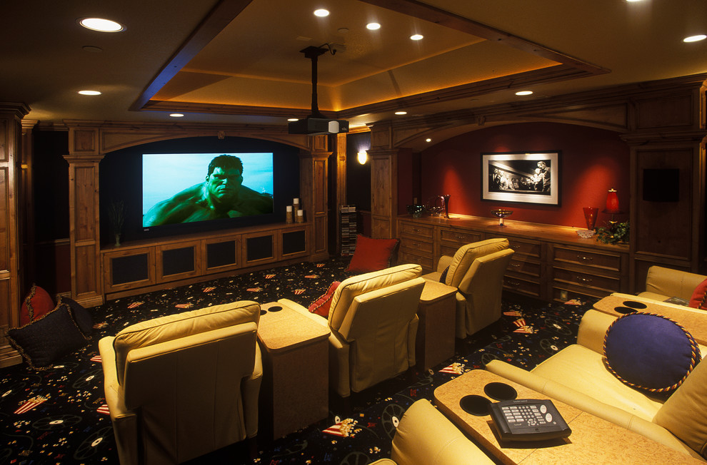 Пример оригинального дизайна: изолированный домашний кинотеатр среднего размера в стиле фьюжн с синими стенами, ковровым покрытием и проектором